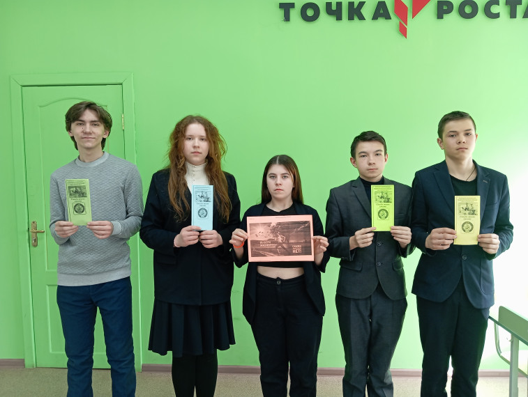 Учительница изготовила буклеты.